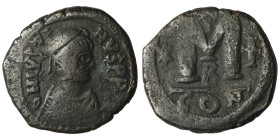 Justin I. (518-527 AD) Æ Follis. Constantinople. Obv: D N IVSTINVS P P AVG. diademed bust right. Rev: M between stars, cross above. 31mm, 17,25g