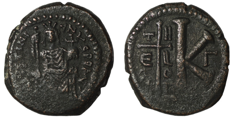Justinian I. (527-565 AD) 1/2 Follis. Theoupolis. Obv: Justinian sitting enthron...