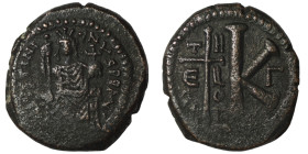 Justinian I. (527-565 AD) 1/2 Follis. Theoupolis. Obv: Justinian sitting enthroned facing. Rev: K. 25mm, 11,09g