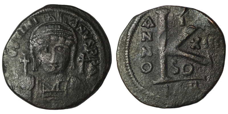 Justinian I. (527-565 AD) Æ 1/2 Follis. Theoupolis. Obv: crowned bust facing hol...