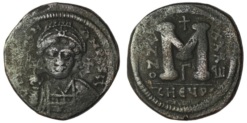 Justinian I. (527-565 AD) Æ Follis. Theoupolis. Obv: crowned bust facing holding...