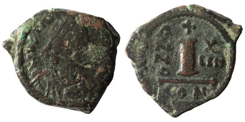 Justin I. (518-527 AD). 10 nummi. (22mm, 4,78g) Constantinople. Obv: diademed bu...