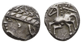 Antike Kelten
 Allobroger, Ar (2,33 g), 1. Jh. v. Chr. Av.: Büste mit Diadem nach links. Rev.: Pferd nach links, darüber Caduceus. DT 3117, f. vz.