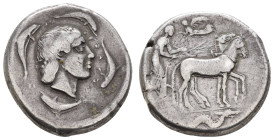 Antike Griechen
Sizilien Syrakus, Tetradrachme (17,05g), ca. 450 v. Chr. Av: Quadriga nach rechts, darüber schwebende Nike nach links, im Abschnitt d...