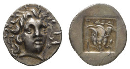 Antike Griechen
Karien Rhodos, Hemidrachme (1,33 g), 167-88 v. Chr. Av.: Helioskopf im 3/4-Profil nach rechts. Rev.: Rose mit Knospe, darüber Magistr...