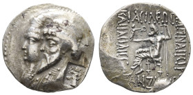 Antike Griechen
Elymais Seleukia, Tetradrachme (15,47 g), 82-80 v. Chr., Kamnaskires III. und Anzaze. Av.: Gestaffelte Büsten nach links, rechts Gege...