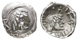 Antike Griechen
Himyariten Evtl. Raidan, Skyphat (1,45 g), ca. 50-150, unbest. Herrscher. Av.: Kopf mit Zapfenlocken nach rechts, links Monogramm. Re...