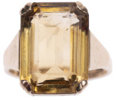 Antikschmuck
 Citrin Ring, 585 Gelbgold, um 1940-1950, Citrin in Smaragdschliff ca. 9,7ct, RW 57, ca. 8,2g.