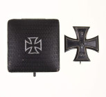 Auszeichnungen Deutscher Staaten bis 1933
 Preußen, Eisernes Kreuz 1914 1. Klasse, flache Form, magnetisch, rückseitig Herstellerzeichen "KO" unter N...