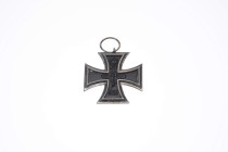 Auszeichnungen Deutscher Staaten bis 1933
 Preußen, Eisernes Kreuz 1914 2. Klasse, Herstellerpunze "Fr." im Bandring für die Firma Gebrüder Friedländ...