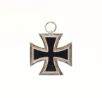 Allg. militärische Auszeichnungen 2. Weltkrieg
 Eisernes Kreuz 1939 2. Klasse, magnetisch, im Bandring Hersteller "15" für die Firma Friedrich Orth W...