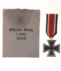 Allg. militärische Auszeichnungen 2. Weltkrieg
 Eisernes Kreuz 1939 2. Klasse, magnetisch, in Original-Verleihungstüte und mit Bandabschnitt, OEK 382...