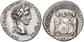 RÖMISCHES REICH, Augustus, 27 v.-14 n.Chr., AR Denar (7-6 v.Chr.), Lugdunum. Belorb. Kopf r. Rs.Gaius und Lucius Caesar, dazw. Schilde, Lituus und Sim...