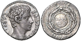 RÖMISCHES REICH, Augustus, 27 v.-14 n.Chr., AR Denar 19-18 v.Chr., spanische Münzstätte. Belorb. Kopf r. Rs.Schild, darauf CL V, oben SPQR im Eichenkr...