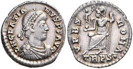 RÖMISCHES REICH, Gratian, 367-383, AR Siliqua (367-375), TRPS. =Trier. Drap. und geharn. Büste mit Perlendiadem r., DN GRATIANVS PF AVG. Rs.Roma l. si...