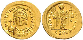 BYZANTINISCHES REICH, Justinian I., 527-565, AV Solidus, Constantinopel. Behelmte Büste mit Kreuz und Schild v.vorn. Victoria v.vorn, hält Staurogramm...