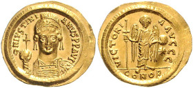 BYZANTINISCHES REICH, Justinian I., 527-565, AV Solidus (542-562), Thessalonika. Behelmte Büste mit Kreuzglobus und Schild von vorn. Rs.Engel mit Kreu...