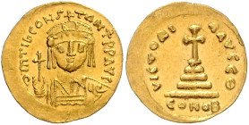 BYZANTINISCHES REICH, Tiberius II. Constantinus, 578-582, AV Solidus, Konstantinopel, Off.Th. Behelmte Büste mit Schild und Kreuzglobus v.vorn. Rs.Kre...