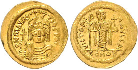 BYZANTINISCHES REICH, Mauricius Tiberius, 582-602, AV Solidus. Behelmte Büste frontal mit Kreuzglobus und Schild. Rs.Victoria frontal stehend, hält St...