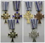 ORDEN UND EHRENZEICHEN, Ehrenkreuz der deutschen Mutter in Gold am Band. DAZU: gleiches in Silber am Band, in Bronze am Band.
3 Stk., vz
Nimmergut 3...