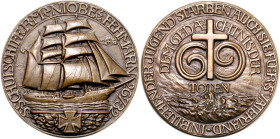 SCHIFFFAHRT, WEIMARER REPUBLIK, 1919-1933, Bronzegussmed. 1932 von O.Glöckler. Untergang des Segelschulschiffes "Niobe" vor Fehmarn. 195,22g; 78mm.
v...