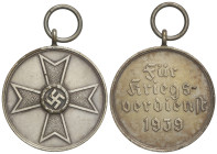 WORLD DECORATIONS
Cruz al merito de guerra. 1939. ALEMANIA. III REICH. Metal blanco. Ø 32 mm. Tercera clase. Versión Plata. EBC.