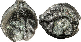 GALLIEN. 
LEUCI (um Toul). 
Potin-18mm 3,80g. Stilis. Kopf n.l. / Eber n.l.; unten Lilie und Punkt. LT&nbsp; 9078, DT&nbsp; 227A, Scheers&nbsp; 187....