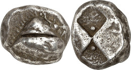 PAPHLAGONIEN. 
STÄDTE. 
SINOPE. Drachme (500/443) 6,28g. Adlerkopf n. l., darunter Delphin n.l., querlaufender Prüfhieb / Quadratum Incusum, davon 2...