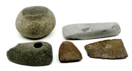 OBJEKTE AUS STEIN. 
STEINWERKZEUGE. 
Zeit des Homo Sapiens. Neolithicum (Jungsteinzeit). Konvolut Neolithicum ca. 8000 v. Chr. aus grauschwarzem Fel...