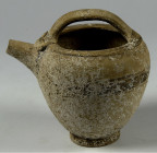 OBJEKTE AUS TON. 
GEFÄSSE. 
Daunische Keramik. Kleine Situla mit Ausguss in Stierkopfform, messapisch 4. Jh. v. Chr., hellbeiger Ton mit brauner Str...