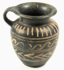 OBJEKTE AUS TON. 
GEFÄSSE. 
Italische Firniskeramik. Apulien. 4. Jh. v. Chr., einhenklige Vase, birnenförmiger Körper kleiner Hals mit kelchförmiger...