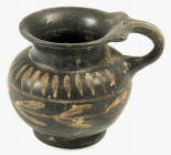OBJEKTE AUS TON. 
GEFÄSSE. 
Italische Firniskeramik. Apulische Keramik. 4. Jh. v. Chr., einhenklige Vase, bauchiger Körper kleiner Hals mit kelchför...