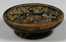OBJEKTE AUS TON. 
GEFÄSSE. 
Italische Firniskeramik. Kleines Schälchen rötlicher Ton, schwarz gefirnist, attisch 4. Jh. v. Chr. mit Standring, Grafi...