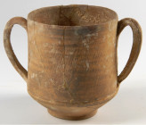 OBJEKTE AUS TON. 
GEFÄSSE. 
Römisch. Kleiner Krater römisch (Tunesien) dünnwandiger roter Ton, dunkelbraune Restbemalung, 2 große Henkel, gerader St...