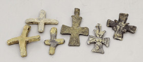 OBJEKTE AUS BLEI. 
KREUZ-ANHÄNGER. 
6 Byzantinische Bleikreuze H.30-40mm, davon 3 als Anhänger. aus Coll. G. vor 1980. 


ss