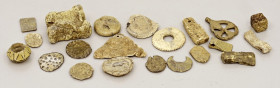 OBJEKTE AUS BLEI. 
LOTS. 
21 Teile: Ringe, Würfel, Mini-Äxte,Bleigewicht (Astragalos?), u.a. 10mm bis 32mm. aus Coll. G. vor 1980. 


s, s-ss, ss...