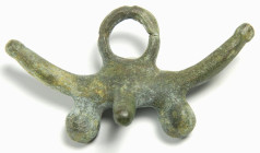 OBJEKTE AUS BRONZE. 
APPLIQUEN / AMULETTE. 
Anhänger. Amulett provinzrömisch 1. / 2. Jh. n.Chr. , Br-Phallos von vorn zwischen 2 seitlichen Phalloi,...