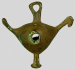 OBJEKTE AUS BRONZE. 
SCHMUCK. 
ANHÄNGER. Anhänger, geometrische Zeit 7. - 5. Jh. v. Chr. Wasservogel, seitliche Löcher mit aufgestülpten Rändern, kl...