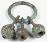 OBJEKTE AUS BRONZE. 
SCHMUCK. 
ANHÄNGER. Brustschmuck runder Reif F 37mm mit überlap- penden Enden, 3 anhängende kugelförmige hohle Glocken, geometr...
