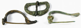 OBJEKTE AUS BRONZE. 
SCHMUCK. 
FIBELN. LOT: 2 Bogenfibeln römische Spiralfibel L.50mm, ovale Gürtelschnalle 35mm x 22mm. aus deutschem Handel vor 20...