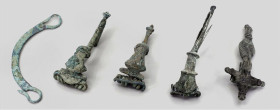 OBJEKTE AUS BRONZE. 
SCHMUCK. 
FIBELN. 4 Br-Fibeln prov. römisch 1.-3. Jh. n. Chr.: Kniefibel, Zwiebelkopffibel, L.55-68mm, flacher Henkel mit 2 End...
