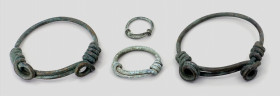 OBJEKTE AUS BRONZE. 
SCHMUCK. 
ARMREIFE. Ensemble: 2 Armreife F 44 / 41mm, Ringe 25 / 20mm, 15/14mm, prov. römisch, Bronzedraht mit Spiralumwicklung...