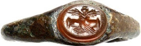 OBJEKTE AUS BRONZE. 
SCHMUCK. 
FINGERRINGE. Gemmenring römisch, schmaler Reif mit querovaler Karneolgemme 5,5 / 7mm: Handschlag, innen 15,5 x 14mm. ...