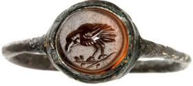 OBJEKTE AUS BRONZE. 
SCHMUCK. 
FINGERRINGE. Gemmenring römisch, schmaler dünner Reif, runde Ringplatte mit runder Karneolgemme 8,5 / 9mm: Vogel auf ...