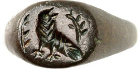OBJEKTE AUS BRONZE. 
SCHMUCK. 
FINGERRINGE. Br-Ring römisch, flacher Reif mit querovaler Platte 13,5 / 10mm, mit Gravur: hockender Vogel zwischen Zw...