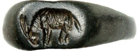 OBJEKTE AUS BRONZE. 
SCHMUCK. 
FINGERRINGE. Br-Ring römisch, flacher Reif mit querovaler Platte 16 / 8mm, mit Gravur: Ziegenbock weidet n.l. 21,5 x ...