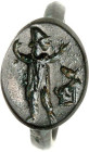 OBJEKTE AUS BRONZE. 
SCHMUCK. 
FINGERRINGE. Br-Ring römisch, flacher Reif mit querovaler aufgesetzter Platte 15,5 / 7mm, mit Gravur: stehende Figur ...