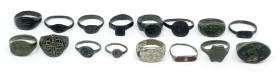 OBJEKTE AUS BRONZE. 
SCHMUCK. 
FINGERRINGE. Lot Br-Ringe und Siegelringe: römisch bis byzantinisch, Kleinasien, flache Reife mit ovalen Ringplatten,...