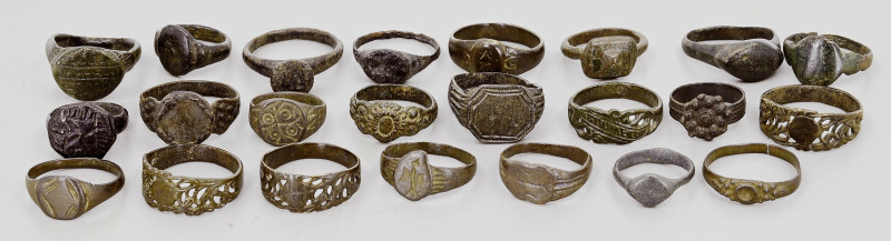 OBJEKTE AUS BRONZE. 
SCHMUCK. 
FINGERRINGE. Lot v. 100 Br-Ringen, Byzanz bis M...