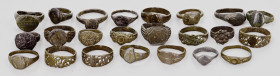 OBJEKTE AUS BRONZE. 
SCHMUCK. 
FINGERRINGE. Lot v. 100 Br-Ringen, Byzanz bis Mittelalter. Flache Reife mit durchbrochonem Muster, einfache schmale R...